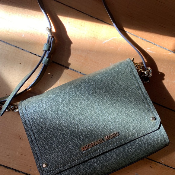 Micheal Kors crossbody bag - gold hardware - Picture 3 of 10